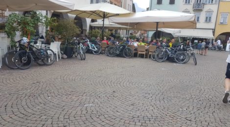 Trento, cicloturismo in forte crescita: più rastrelliere in Piazza Duomo e negli altri poli attrattori del turismo